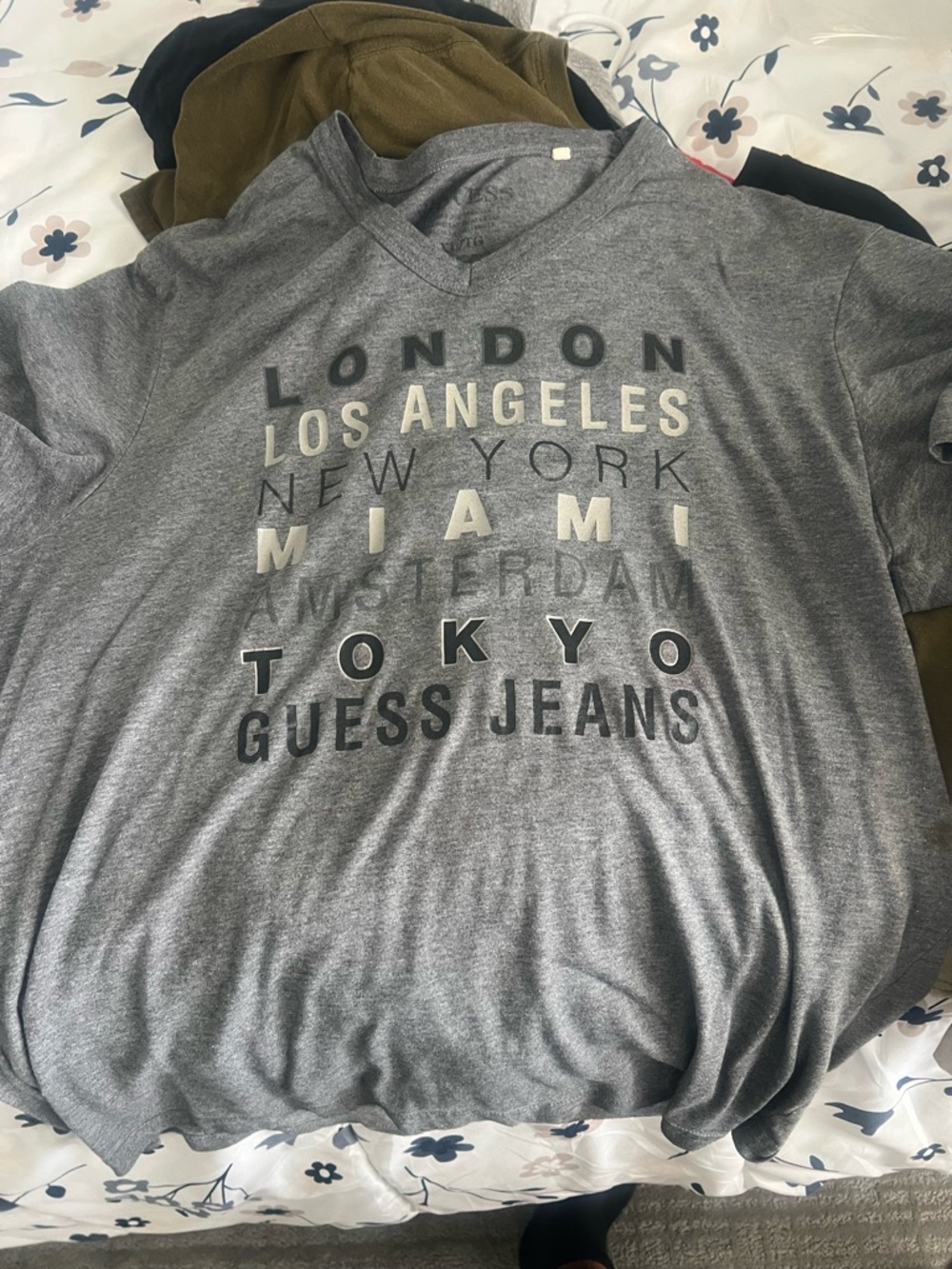 Mens Guess V neck tshiirt large